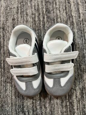 Cat & Jack - Toddler Dakota Retro Hook and Loop Closure Court Sneakers Size 6